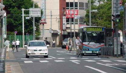 バス通りカーブ手前から京急蒲田方面を望む