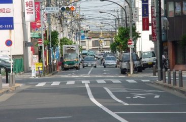 The Keikyu-Kamata district is wanted from a loose curve. 