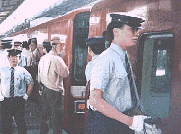 平日の朝　川崎で後ろ4両を切離していた　開始当日の様子