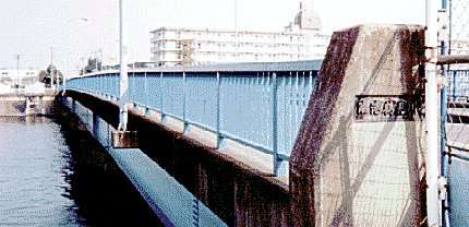 臨港鶴見川橋を右岸から眺める